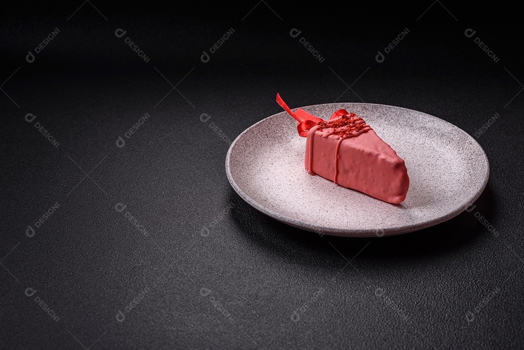 Delicioso cheesecake doce com frutas cobertas de glacê com uma vara de madeira sobre um fundo escuro de concreto