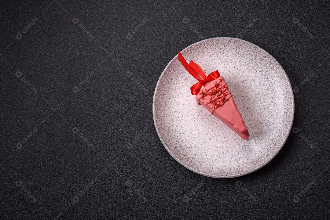 Delicioso cheesecake doce com frutas cobertas de glacê com uma vara de madeira sobre um fundo escuro de concreto