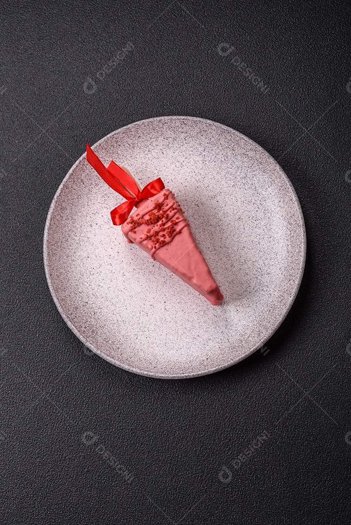 Delicioso cheesecake doce com frutas cobertas de glacê com uma vara de madeira sobre um fundo escuro de concreto