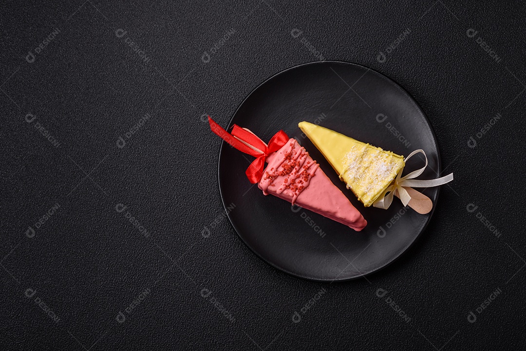 Delicioso cheesecake doce com frutas cobertas de glacê com uma vara de madeira sobre um fundo escuro de concreto