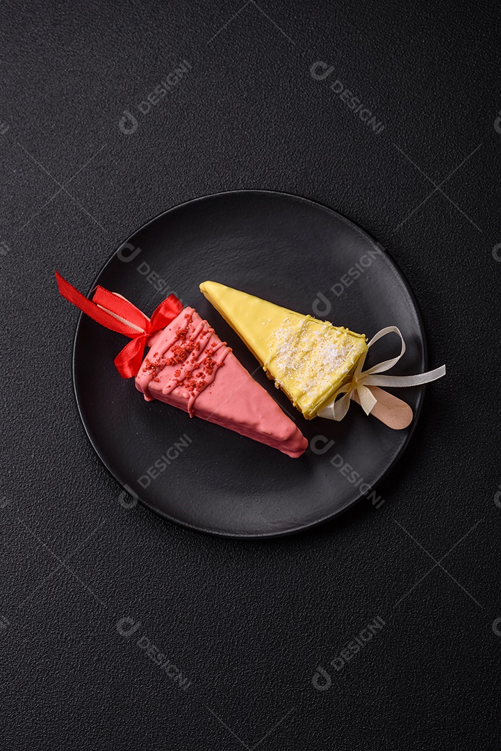 Delicioso cheesecake doce com frutas cobertas de glacê com uma vara de madeira sobre um fundo escuro de concreto
