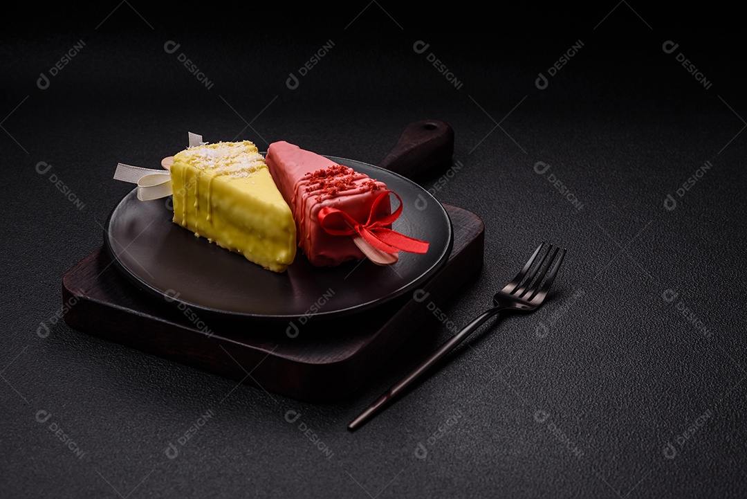 Delicioso cheesecake doce com frutas cobertas de glacê com uma vara de madeira sobre um fundo escuro de concreto