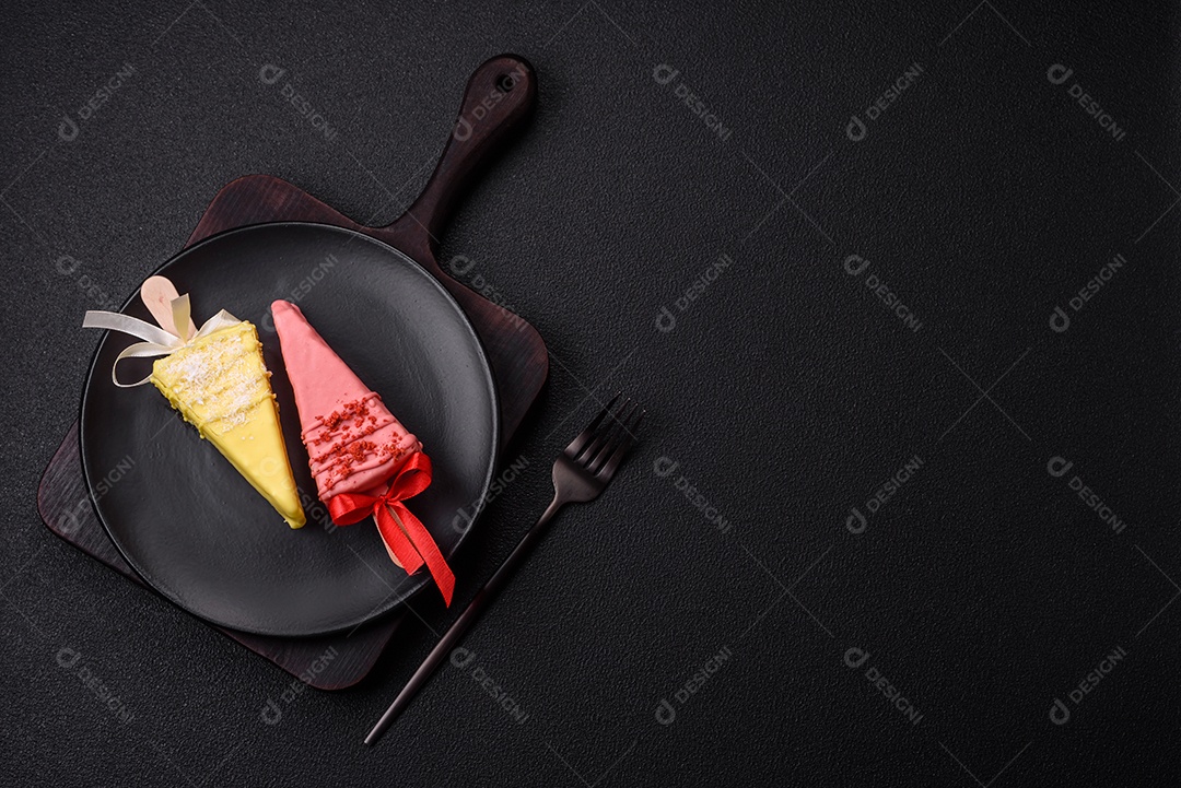 Delicioso cheesecake doce com frutas cobertas de glacê com uma vara de madeira sobre um fundo escuro de concreto