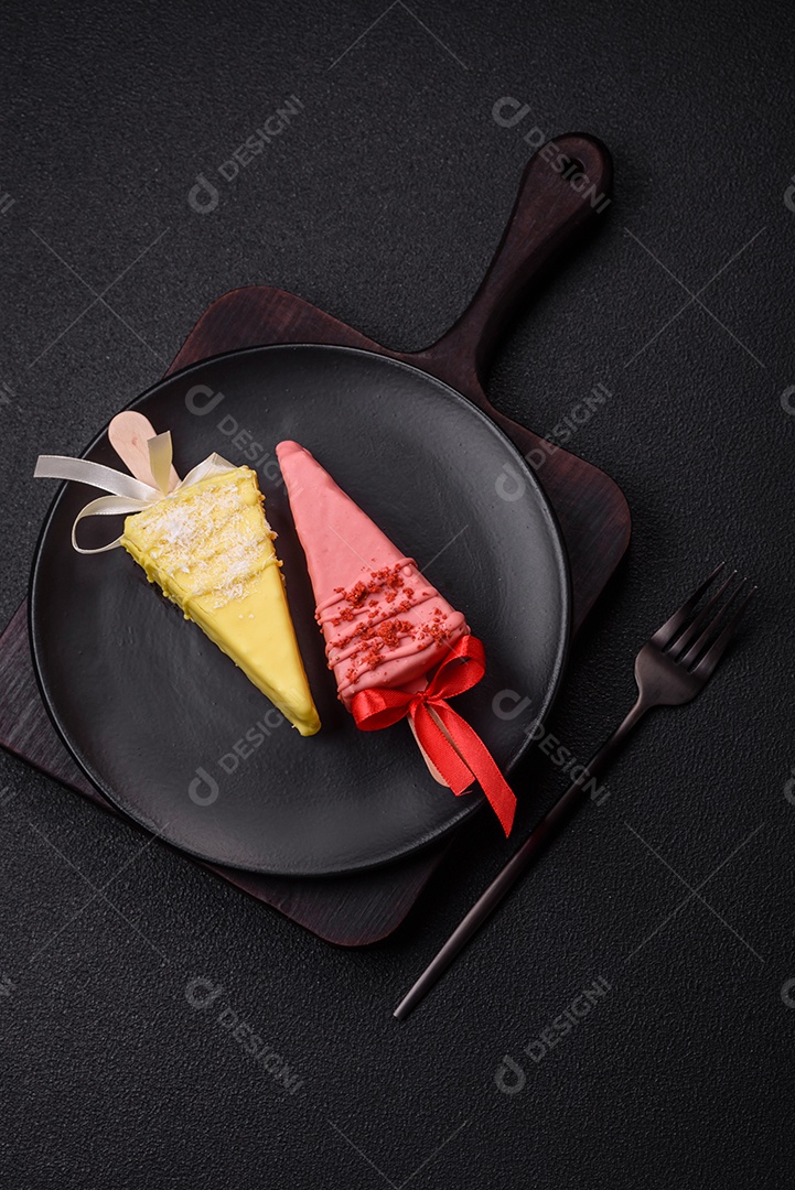 Delicioso cheesecake doce com frutas cobertas de glacê com uma vara de madeira sobre um fundo escuro de concreto