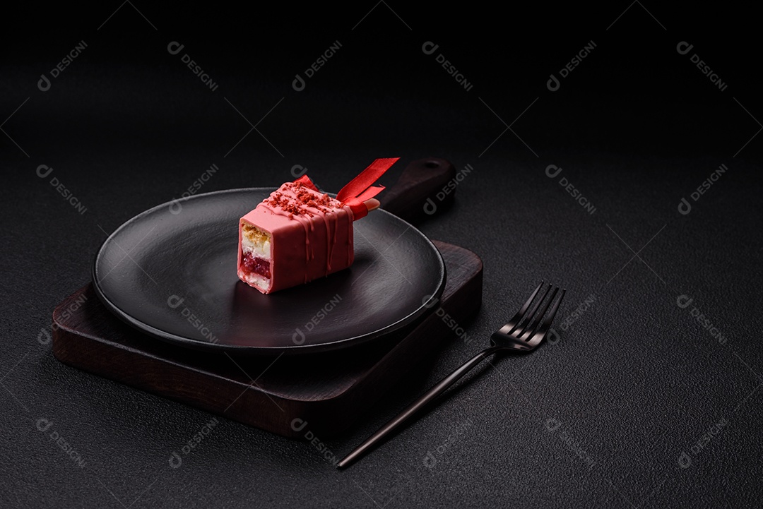 Delicioso cheesecake doce com frutas cobertas de glacê com uma vara de madeira sobre um fundo escuro de concreto