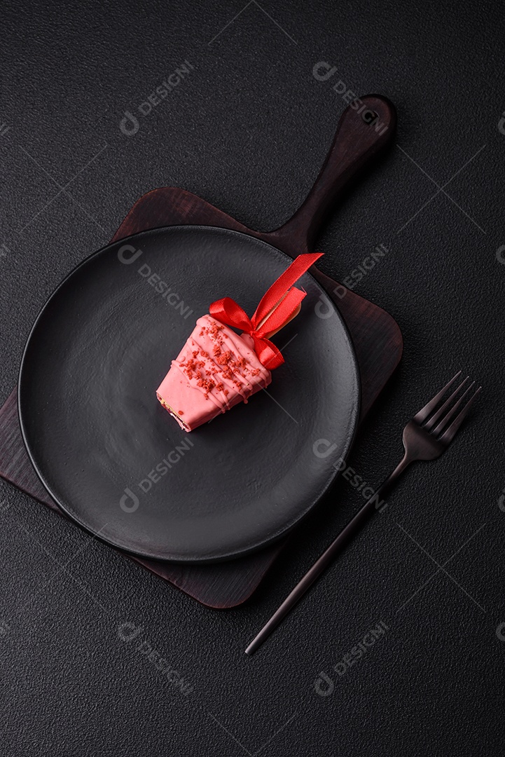 Delicioso cheesecake doce com frutas cobertas de glacê com uma vara de madeira sobre um fundo escuro de concreto