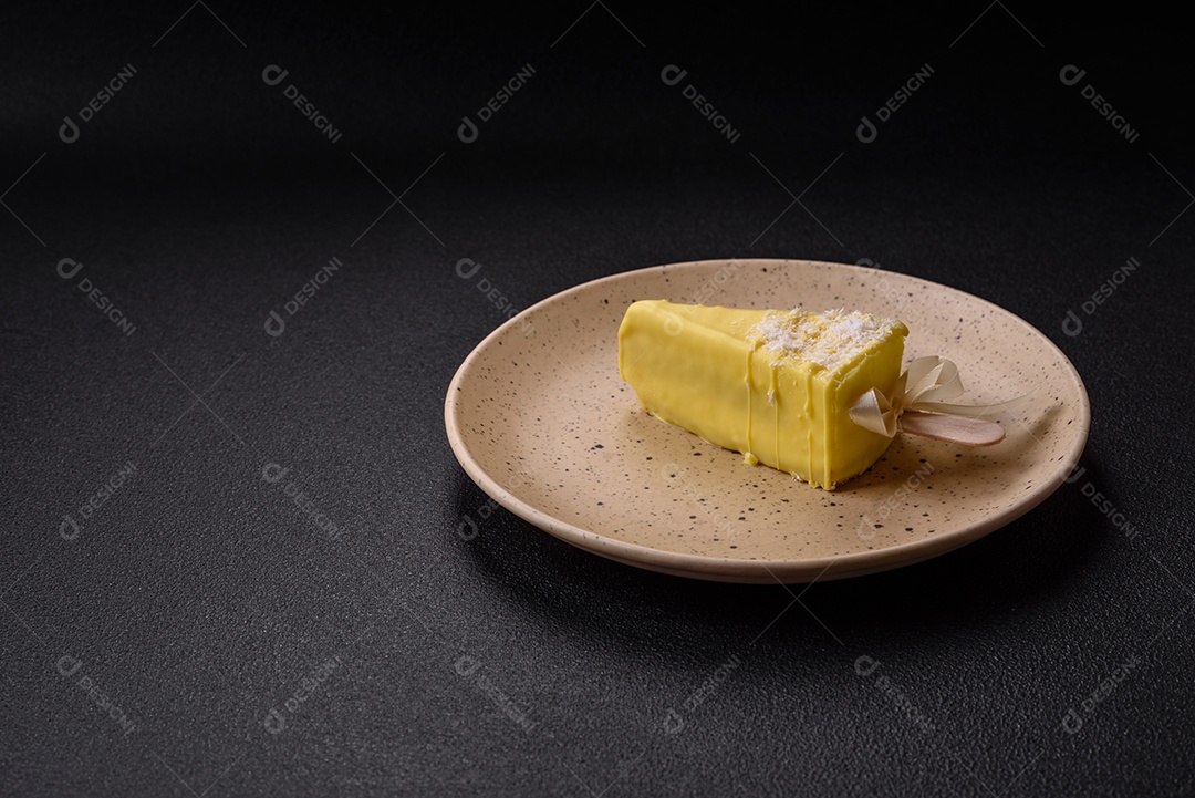 Delicioso cheesecake doce com frutas cobertas de glacê com uma vara de madeira sobre um fundo escuro de concreto
