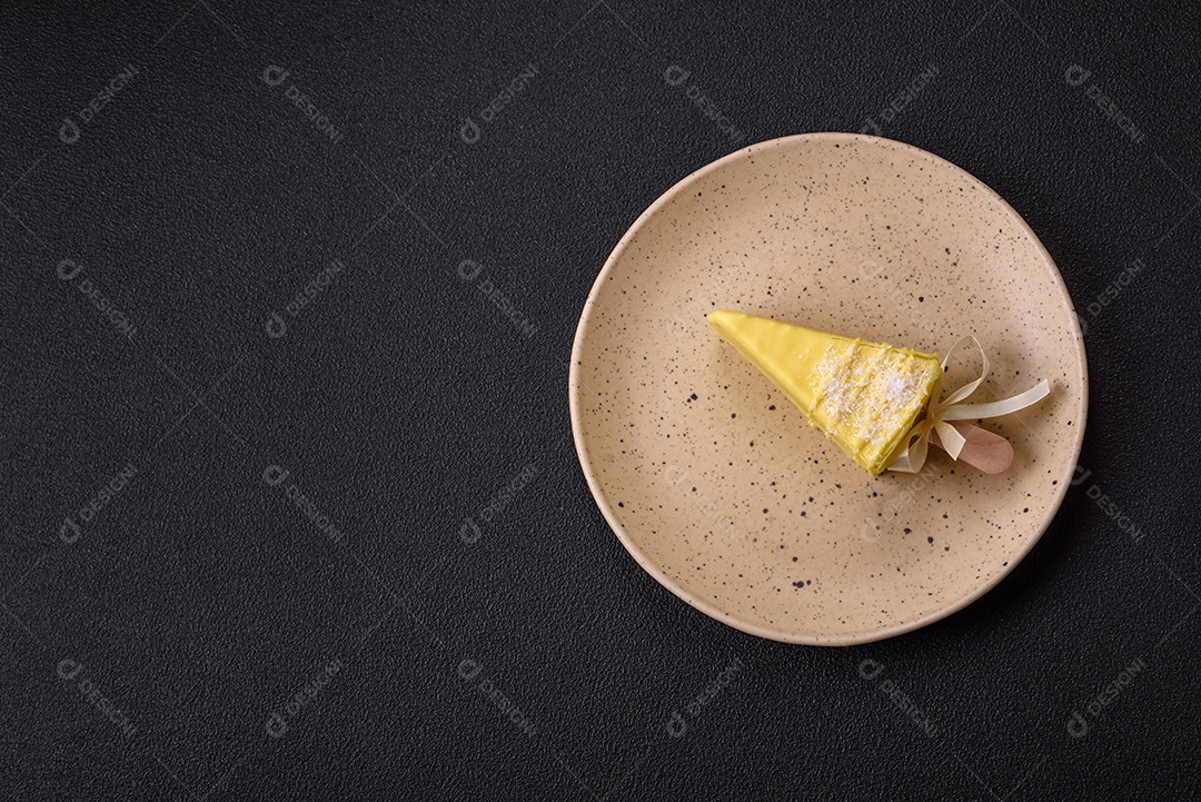 Delicioso cheesecake doce com frutas cobertas de glacê com uma vara de madeira sobre um fundo escuro de concreto