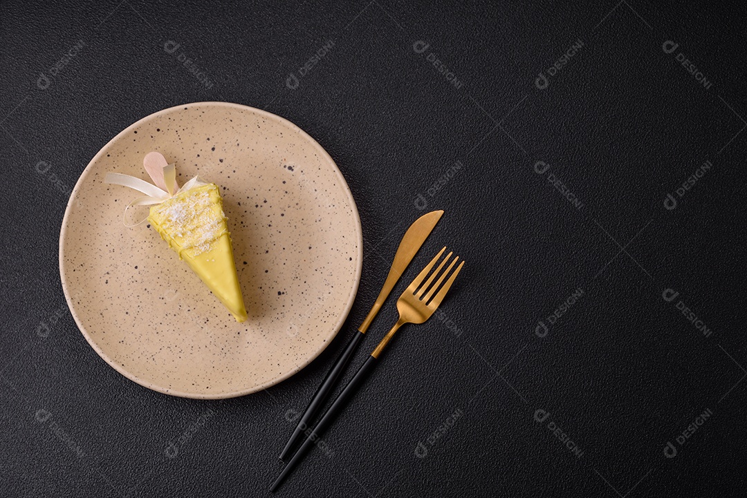 Delicioso cheesecake doce com frutas cobertas de glacê com uma vara de madeira sobre um fundo escuro de concreto