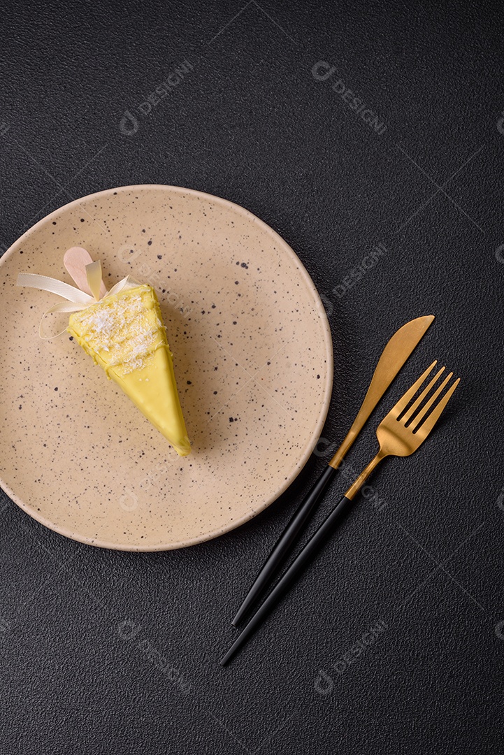 Delicioso cheesecake doce com frutas cobertas de glacê com uma vara de madeira sobre um fundo escuro de concreto