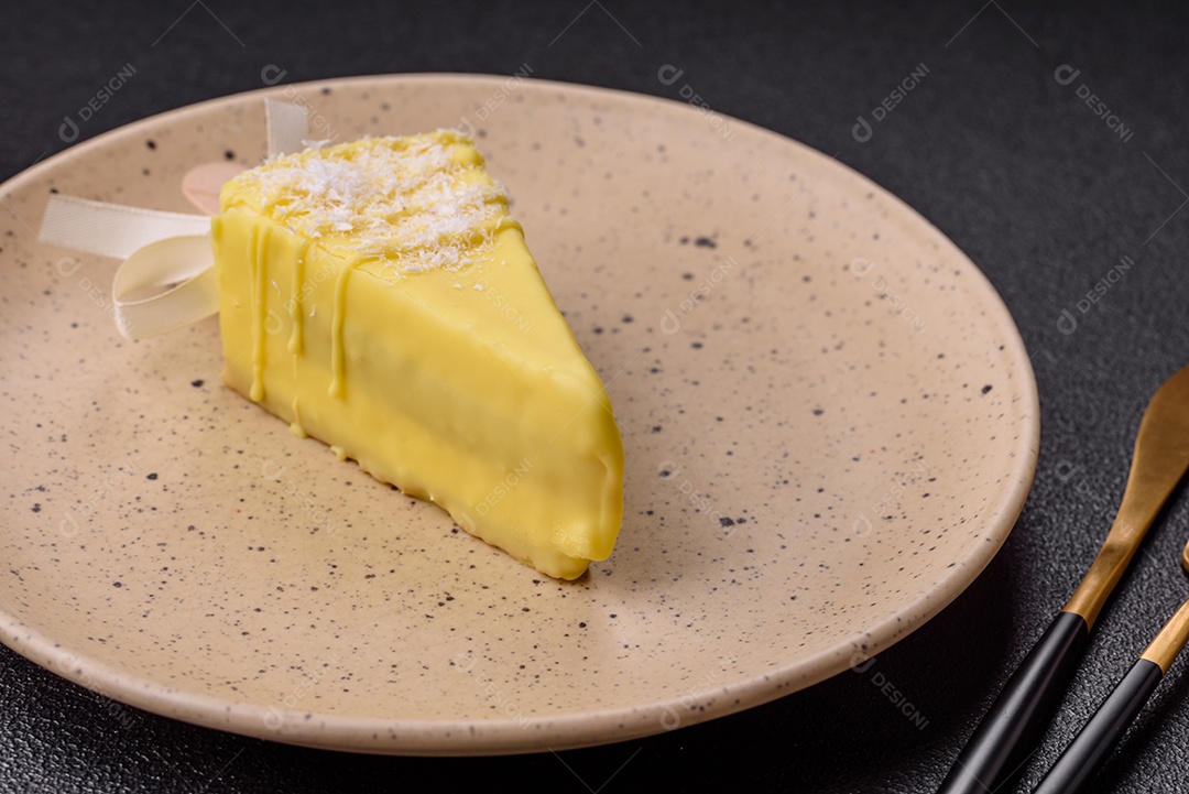 Delicioso cheesecake doce com frutas cobertas de glacê com uma vara de madeira sobre um fundo escuro de concreto