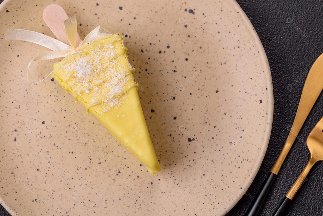 Delicioso cheesecake doce com frutas cobertas de glacê com uma vara de madeira sobre um fundo escuro de concreto