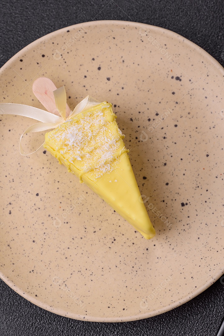 Delicioso cheesecake doce com frutas cobertas de glacê com uma vara de madeira sobre um fundo escuro de concreto