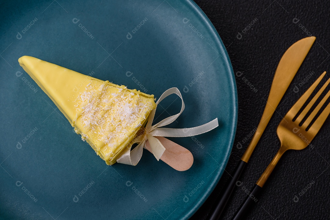 Delicioso cheesecake doce com frutas cobertas de glacê com uma vara de madeira sobre um fundo escuro de concreto