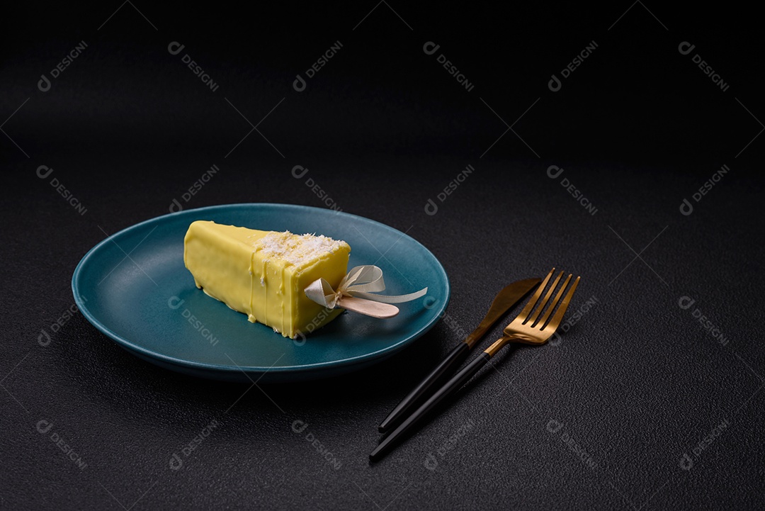 Delicioso cheesecake doce com frutas cobertas de glacê com uma vara de madeira sobre um fundo escuro de concreto