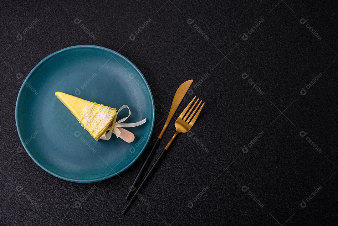 Delicioso cheesecake doce com frutas cobertas de glacê com uma vara de madeira sobre um fundo escuro de concreto