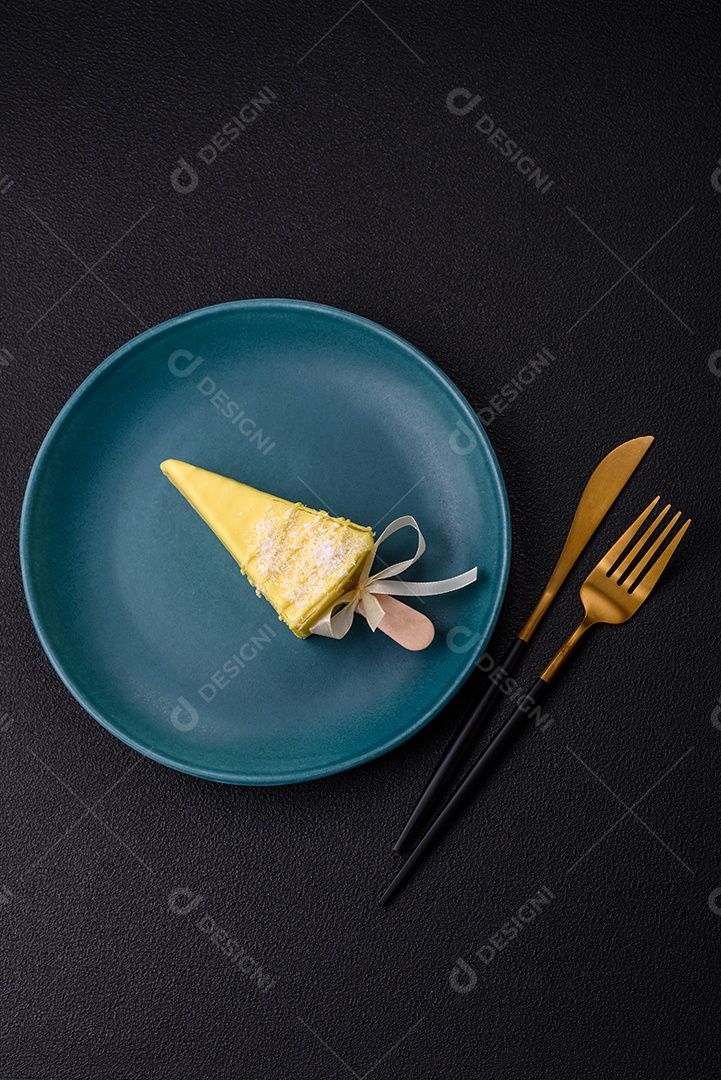 Delicioso cheesecake doce com frutas cobertas de glacê com uma vara de madeira sobre um fundo escuro de concreto