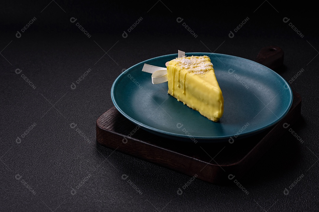 Delicioso cheesecake doce com frutas cobertas de glacê com uma vara de madeira sobre um fundo escuro de concreto