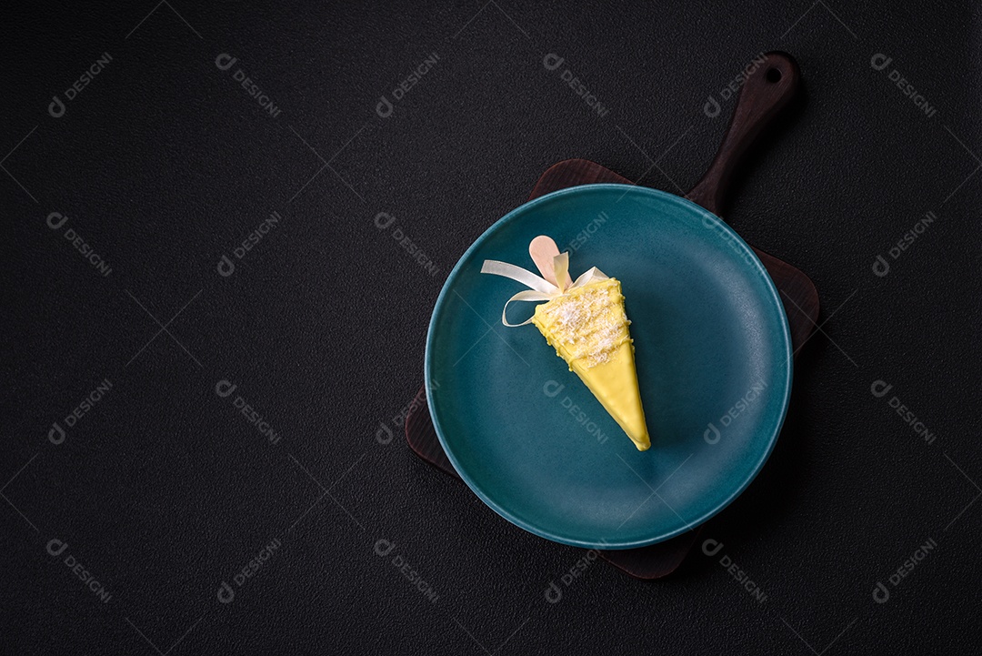 Delicioso cheesecake doce com frutas cobertas de glacê com uma vara de madeira sobre um fundo escuro de concreto