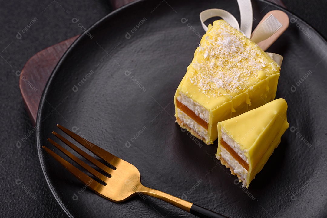 Delicioso cheesecake doce com frutas cobertas de glacê com uma vara de madeira sobre um fundo escuro de concreto