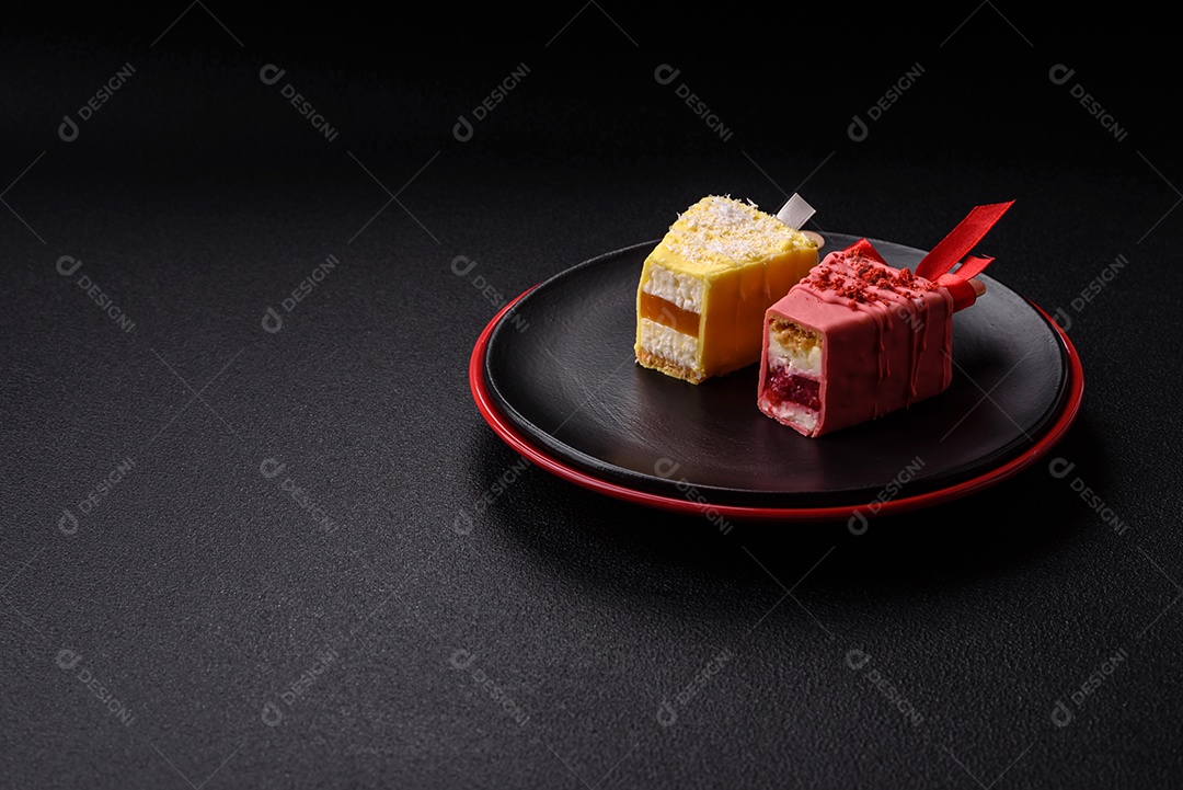 Delicioso cheesecake doce com frutas cobertas de glacê com uma vara de madeira sobre um fundo escuro de concreto