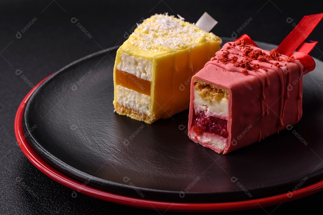 Delicioso cheesecake doce com frutas cobertas de glacê com uma vara de madeira sobre um fundo escuro de concreto