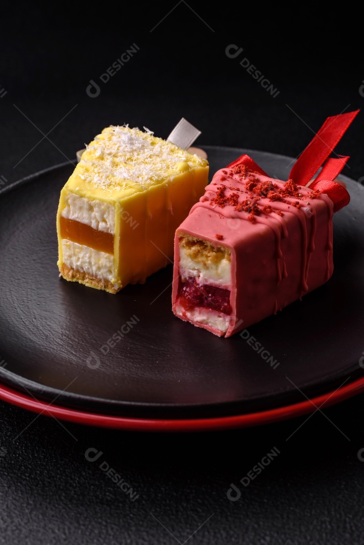 Delicioso cheesecake doce com frutas cobertas de glacê com uma vara de madeira sobre um fundo escuro de concreto