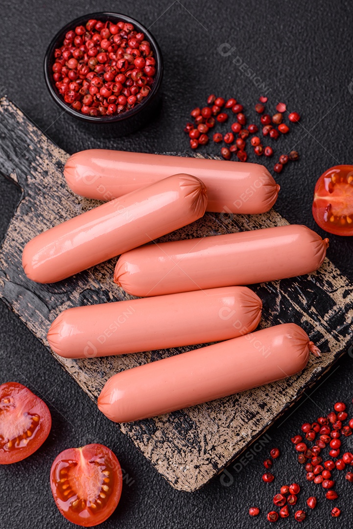 Deliciosa salsicha vegetariana fresca ou salsicha feita de proteína vegetal tofu ou leguminosas seitan, trigo magro com sal e especiarias em fundo de textura