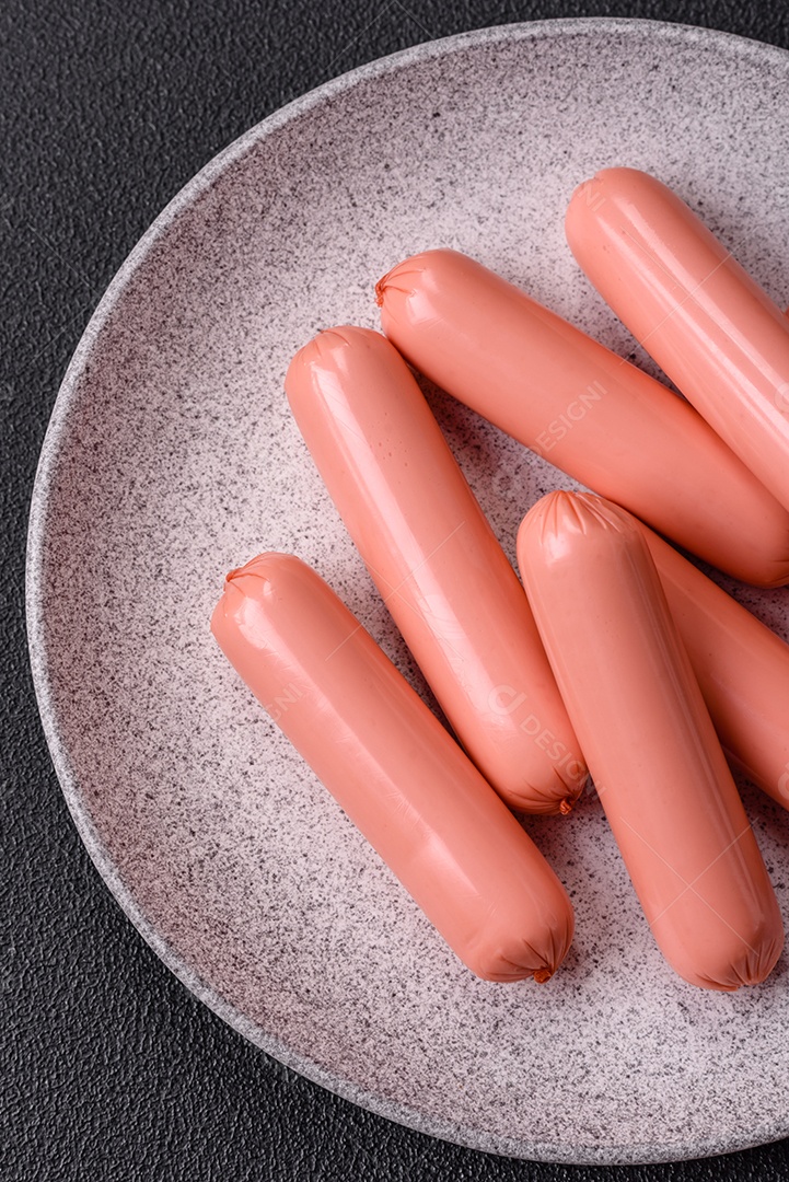 Deliciosa salsicha vegetariana fresca ou salsicha feita de proteína vegetal tofu ou leguminosas seitan, trigo magro com sal e especiarias em fundo de textura