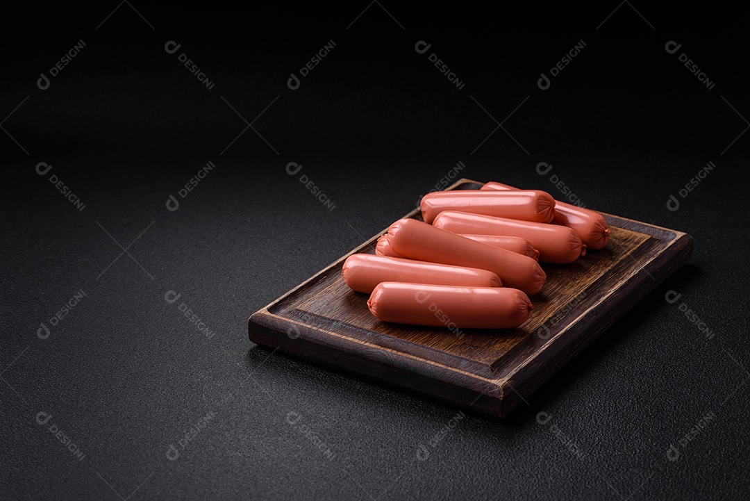 Deliciosa salsicha vegetariana fresca ou salsicha feita de proteína vegetal tofu ou leguminosas seitan, trigo magro com sal e especiarias em fundo de textura