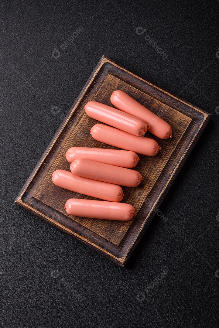 Deliciosa salsicha vegetariana fresca ou salsicha feita de proteína vegetal tofu ou leguminosas seitan, trigo magro com sal e especiarias em fundo de textura