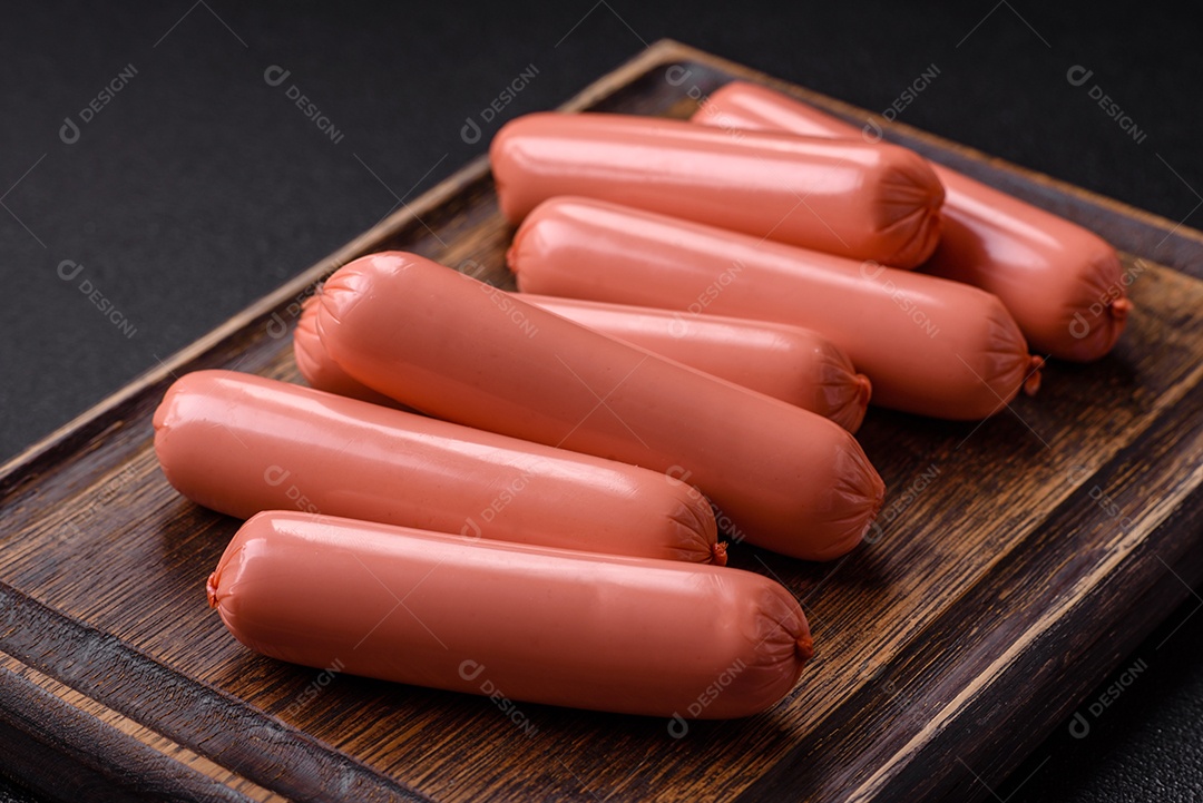 Deliciosa salsicha vegetariana fresca ou salsicha feita de proteína vegetal tofu ou leguminosas seitan, trigo magro com sal e especiarias em fundo de textura