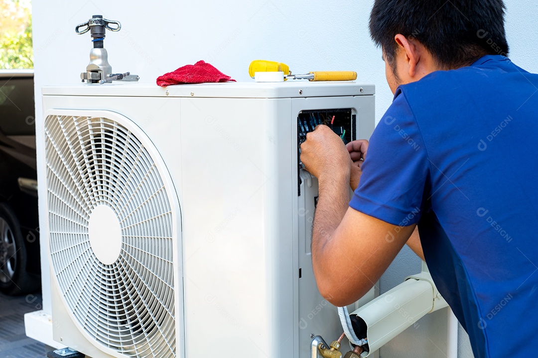 Homem fazendo manutenção em ar condicionado
