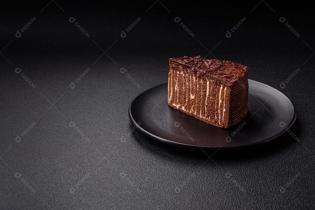 Delicioso bolo de queijo fresco ou snickers com creme e nozes em uma placa cerâmica sobre um fundo escuro de concreto