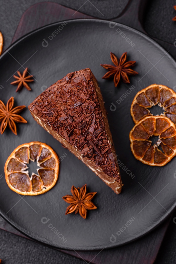 Delicioso bolo de queijo fresco ou snickers com creme e nozes em uma placa cerâmica sobre um fundo escuro de concreto