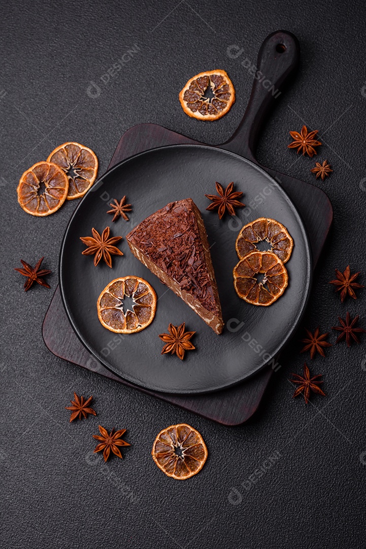 Delicioso bolo de queijo fresco ou snickers com creme e nozes em uma placa cerâmica sobre um fundo escuro de concreto