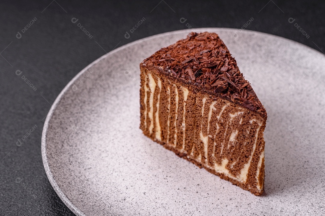 Delicioso bolo de queijo fresco ou snickers com creme e nozes em uma placa cerâmica sobre um fundo escuro de concreto
