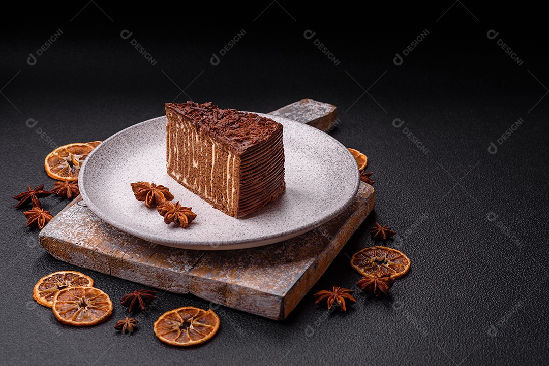 Delicioso bolo de queijo fresco ou snickers com creme e nozes em uma placa cerâmica sobre um fundo escuro de concreto