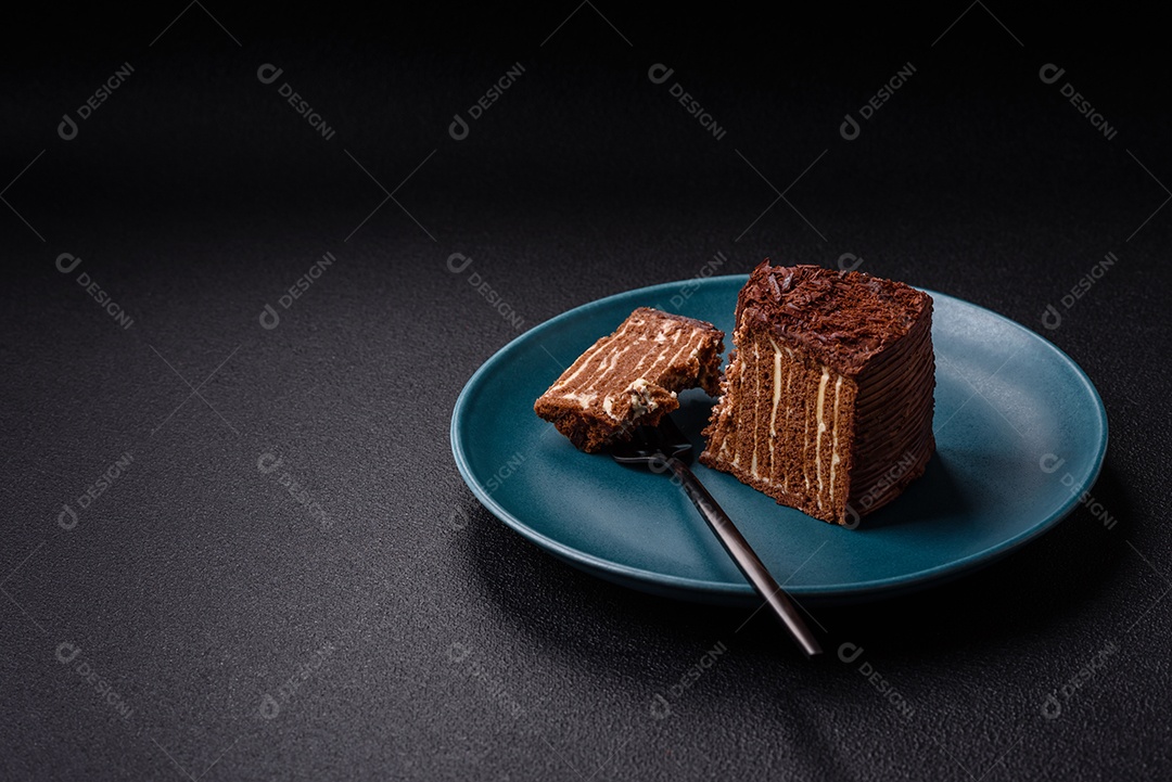 Delicioso bolo de queijo fresco ou snickers com creme e nozes em uma placa cerâmica sobre um fundo escuro de concreto