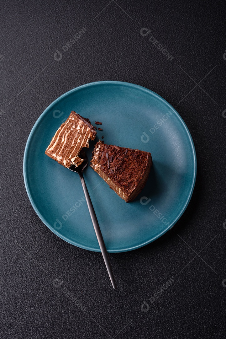 Delicioso bolo de queijo fresco ou snickers com creme e nozes em uma placa cerâmica sobre um fundo escuro de concreto