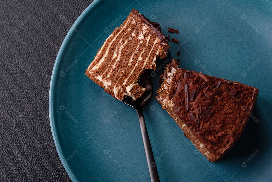 Delicioso bolo de queijo fresco ou snickers com creme e nozes em uma placa cerâmica sobre um fundo escuro de concreto