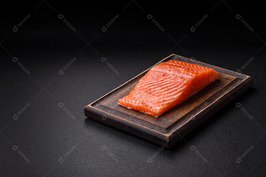 Bife de salmão cru fresco com especiarias e ervas preparadas para cozimento grelhado. Comida saudável de frutos do mar