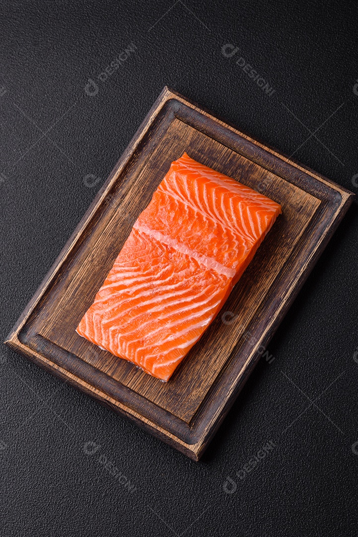 Bife de salmão cru fresco com especiarias e ervas preparadas para cozimento grelhado. Comida saudável de frutos do mar