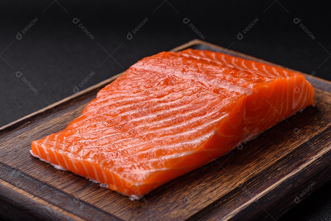 Bife de salmão cru fresco com especiarias e ervas preparadas para cozimento grelhado. Comida saudável de frutos do mar
