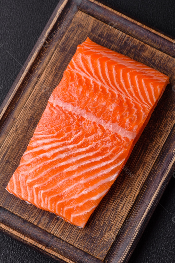 Bife de salmão cru fresco com especiarias e ervas preparadas para cozimento grelhado. Comida saudável de frutos do mar