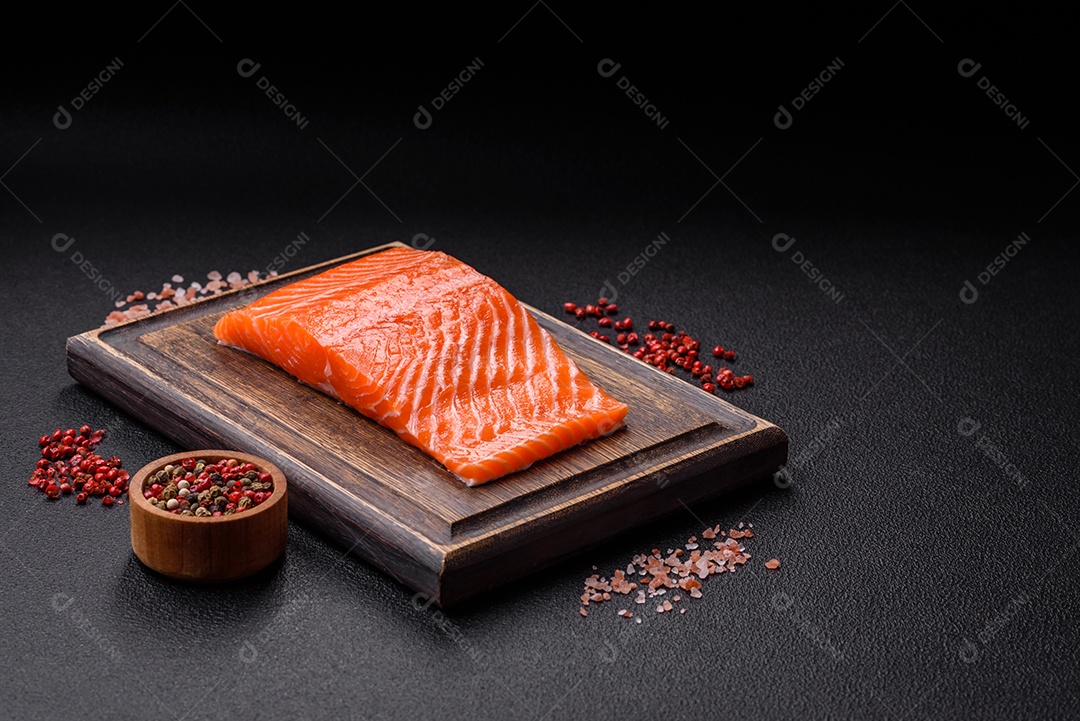 Bife de salmão cru fresco com especiarias e ervas preparadas para cozimento grelhado. Comida saudável de frutos do mar