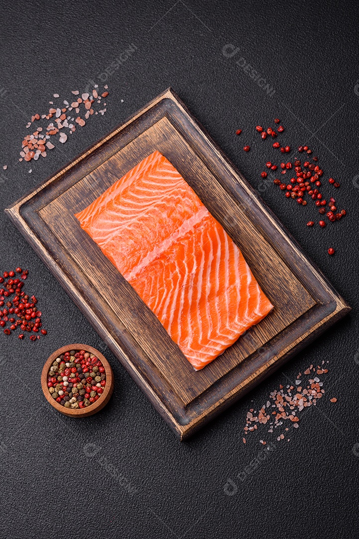 Bife de salmão cru fresco com especiarias e ervas preparadas para cozimento grelhado. Comida saudável de frutos do mar