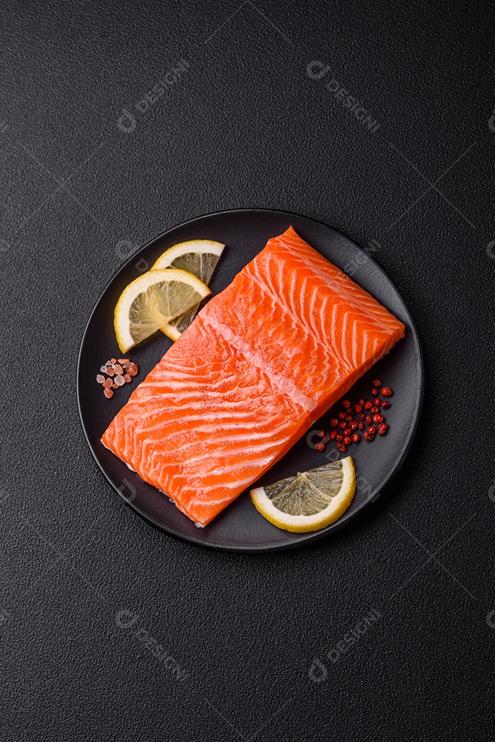 Bife de salmão cru fresco com especiarias e ervas preparadas para cozimento grelhado. Comida saudável de frutos do mar