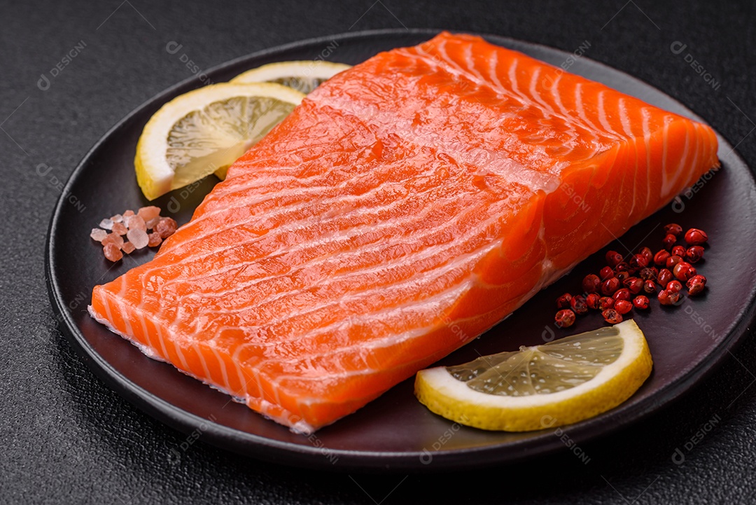 Bife de salmão cru fresco com especiarias e ervas preparadas para cozimento grelhado. Comida saudável de frutos do mar