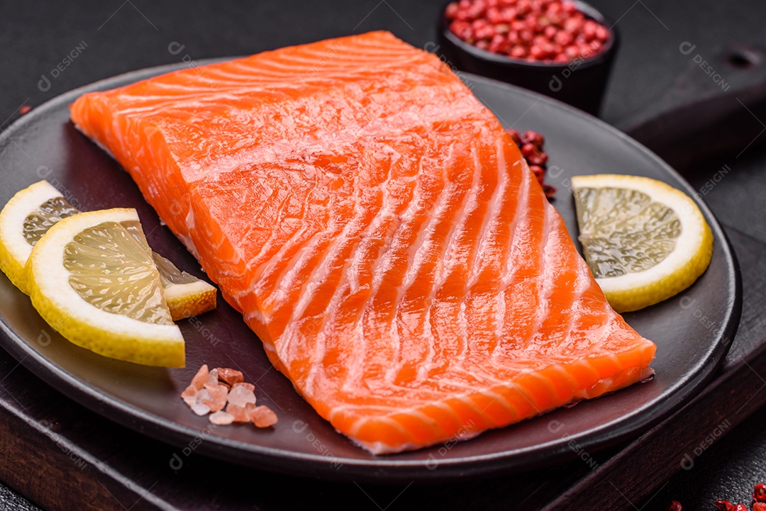 Bife de salmão cru fresco com especiarias e ervas preparadas para cozimento grelhado. Comida saudável de frutos do mar